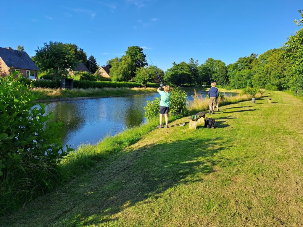 Børn kan også fiske ved søen.